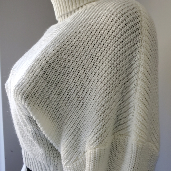 Crop Top turtle neck Sweater (SOLD) - Picture 4 of 5